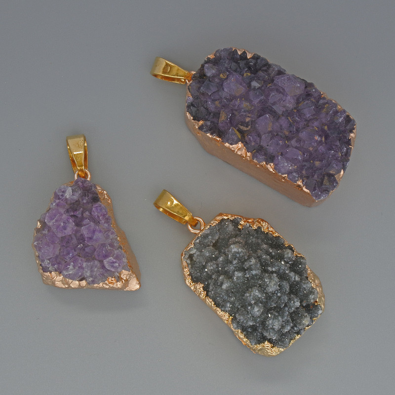 Anhänger aus Amethystdruse in Goldfassung, Durchmesser ca. 19 × 27 mm, Länge ca. 35 mm+
