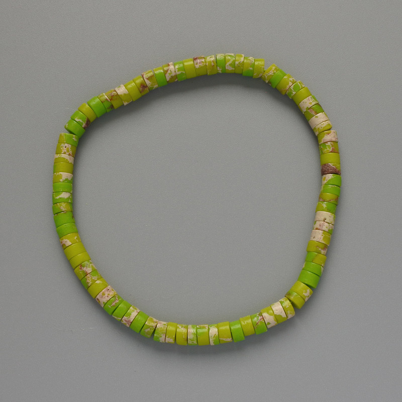 Armband aus grünem Varizit (gepresste Scheiben), Durchmesser 4,5 × 2,5 mm, Länge ca. 18 cm (Stretch)