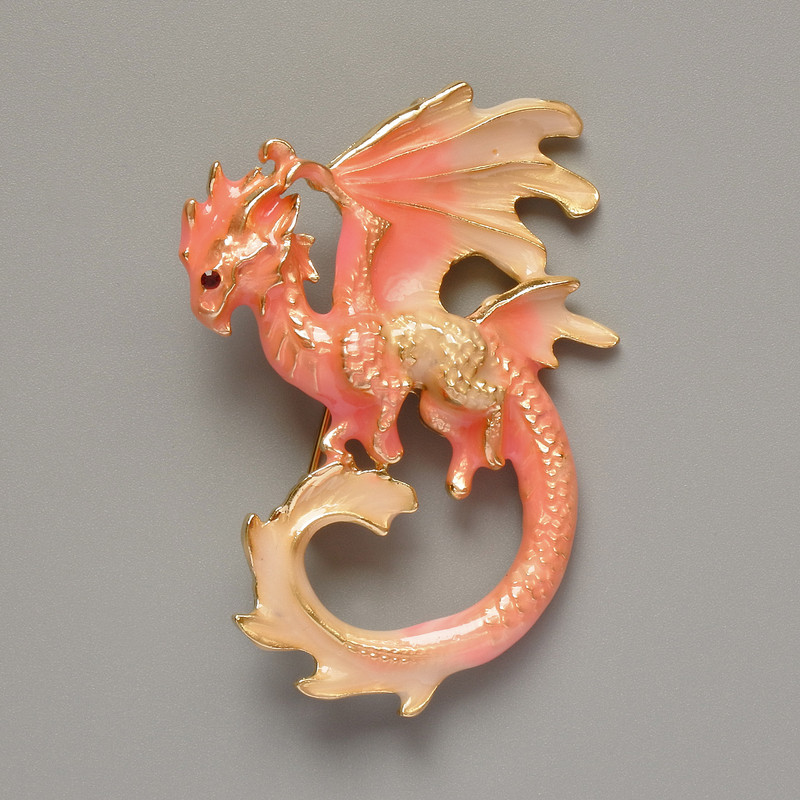 Brosche-Anhänger Drache rosa-beige Emaille, goldfarbenes Metall, 42 × 58 mm