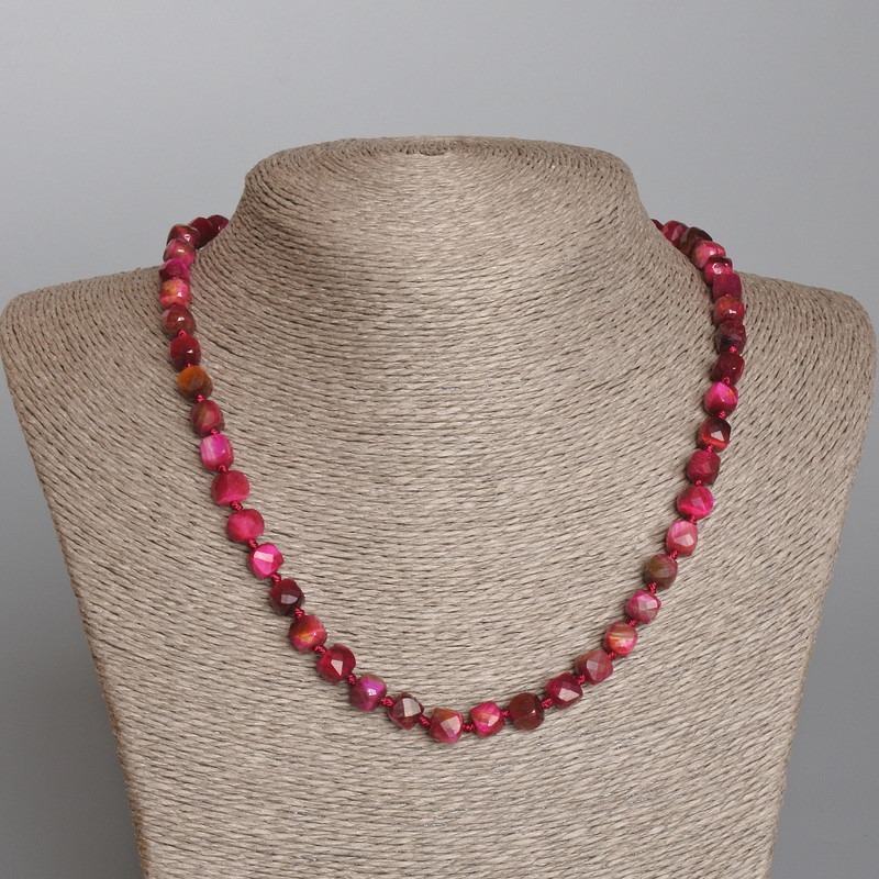 Kette Himbeerrotes Katzenauge-Naturstein, facettierte Würfel, Kantenlänge ca. 7×7 mm, Länge 48 cm