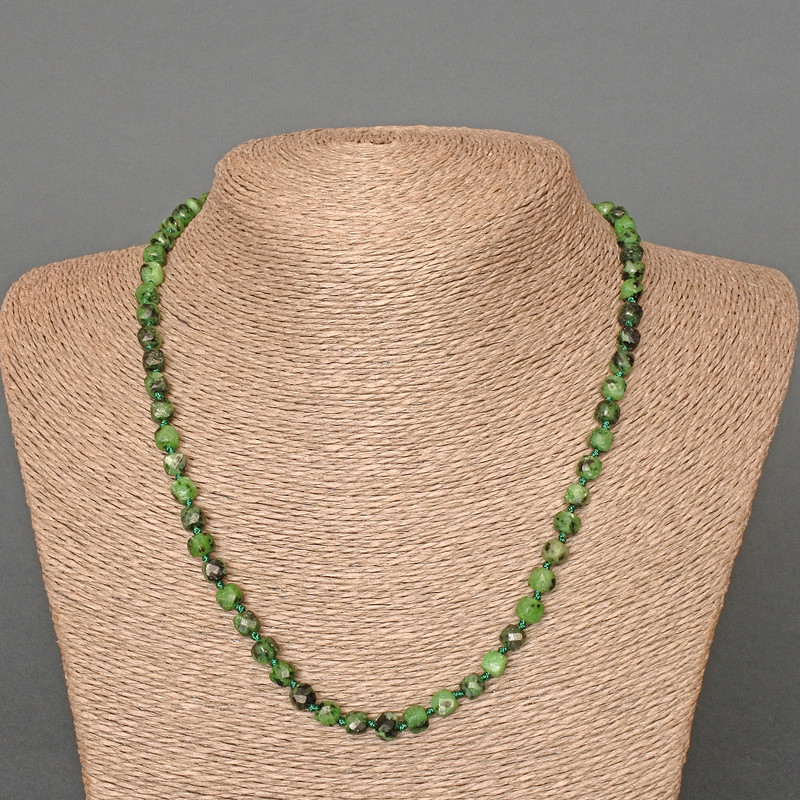 Kette aus Zoisit – Naturstein, facettierte Würfel, Durchmesser ca. 5 mm, Länge ca. 49 cm