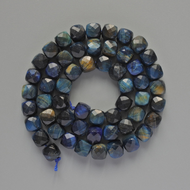 Blaues Tigerauge-Perlen, gefärbte Natursteinwürfel, facettiert, Durchmesser ca. 7 mm, Länge ca. 39 cm, auf Schnur