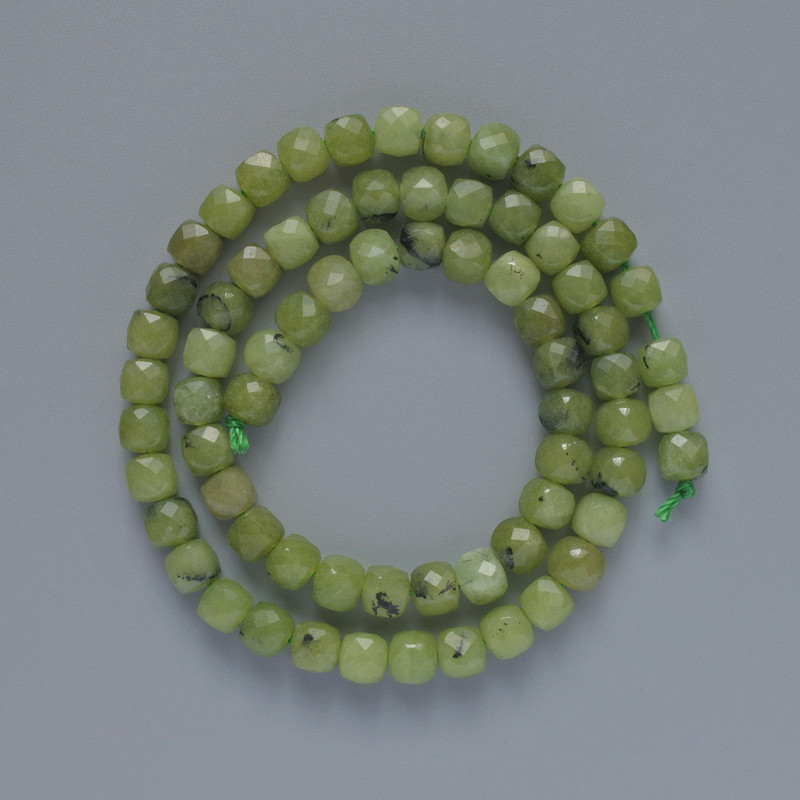 Jadeit-Perlen aus natürlichem Jadeit, facettierte Würfel, Durchmesser ca. 5,5 mm, Länge ca. 38 cm, auf Schnur