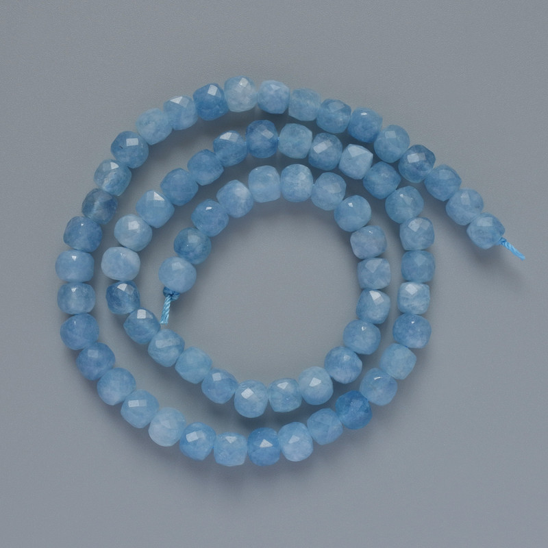 Aquamarin-Naturstein-Perlen, facettierte kubische Perlen, Durchmesser ca. 5,5 mm, Länge ca. 38 cm – auf Schnur