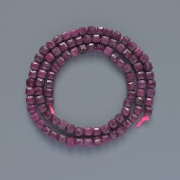 Rubin-Natursteinperlen, facettierte Würfel, Durchmesser 4 mm ±, Länge ca. 38 cm ±, auf Faden
