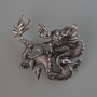 Brosche mit Drachenanhänger, braune Emaille, silberfarbenes Metall 44×37 mm