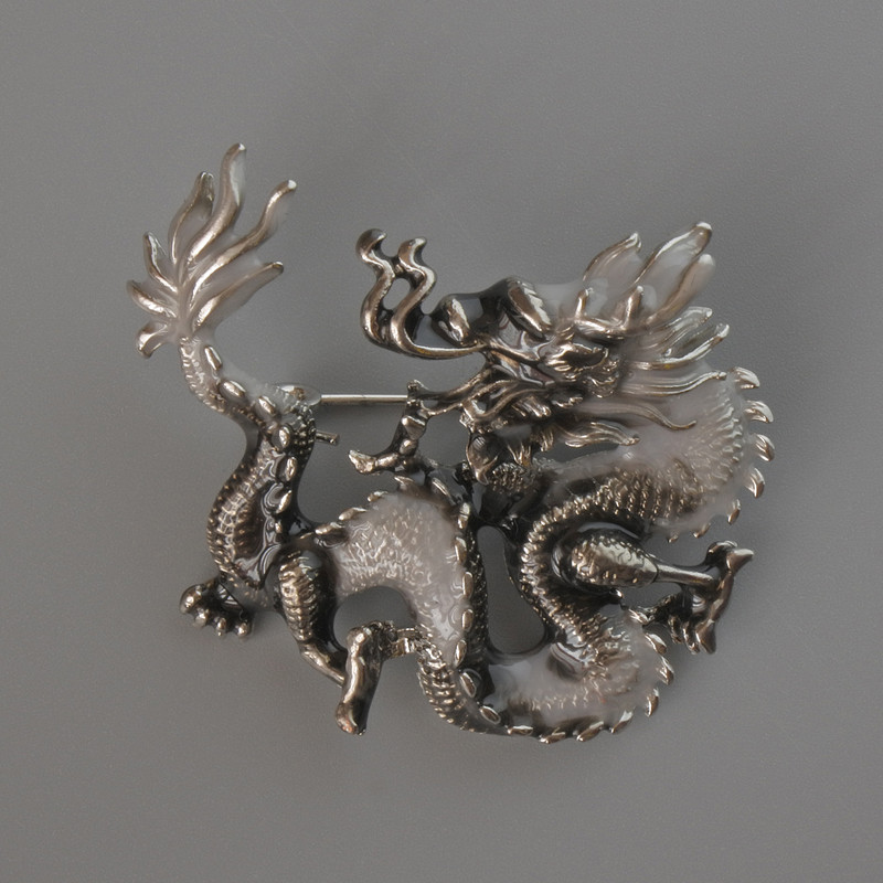 Brosche/Anhänger Drache, schwarze und graue Emaille, silberfarbenes Metall, 44 × 37 mm