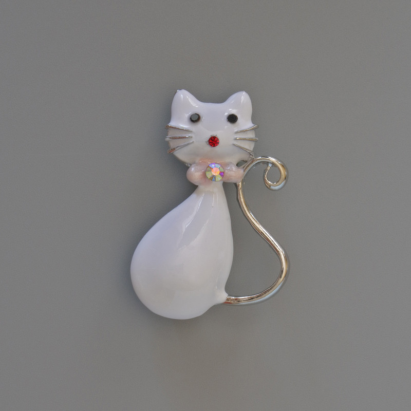 Brosche Anhänger Katzenmotiv, weiße Emaille, Strasssteine, silberfarbenes Metall, 25×39 mm
