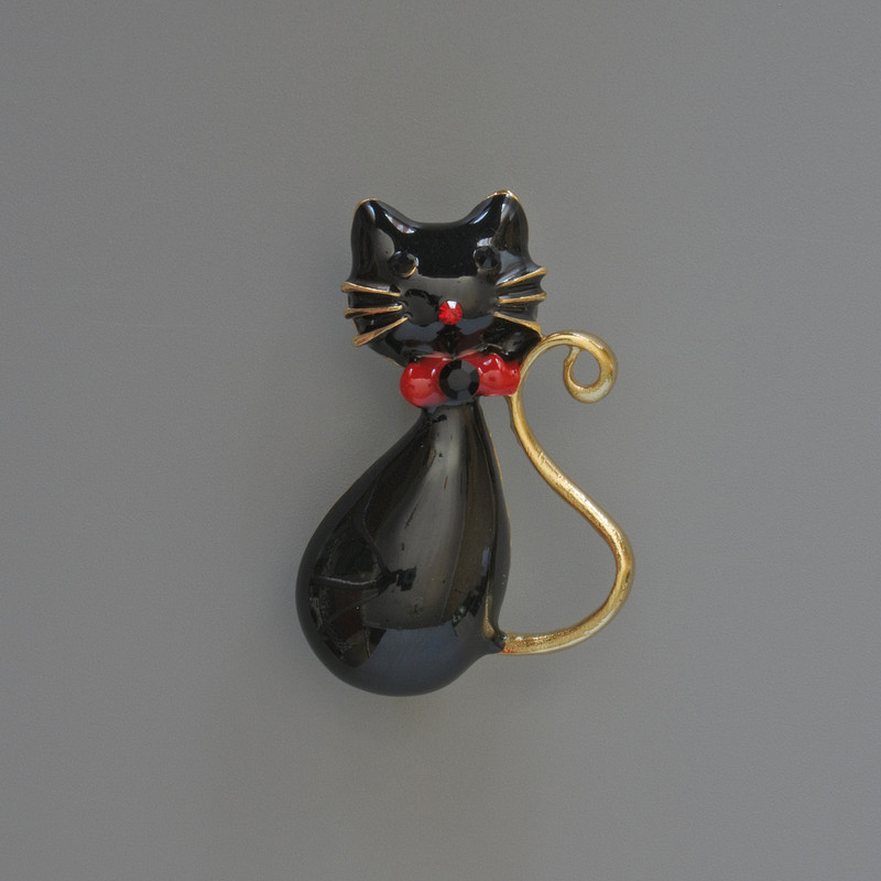 Brosche-Anhänger Kätzchen, schwarze Emaille, Strasssteine, goldfarbenes Metall 25×39 mm
