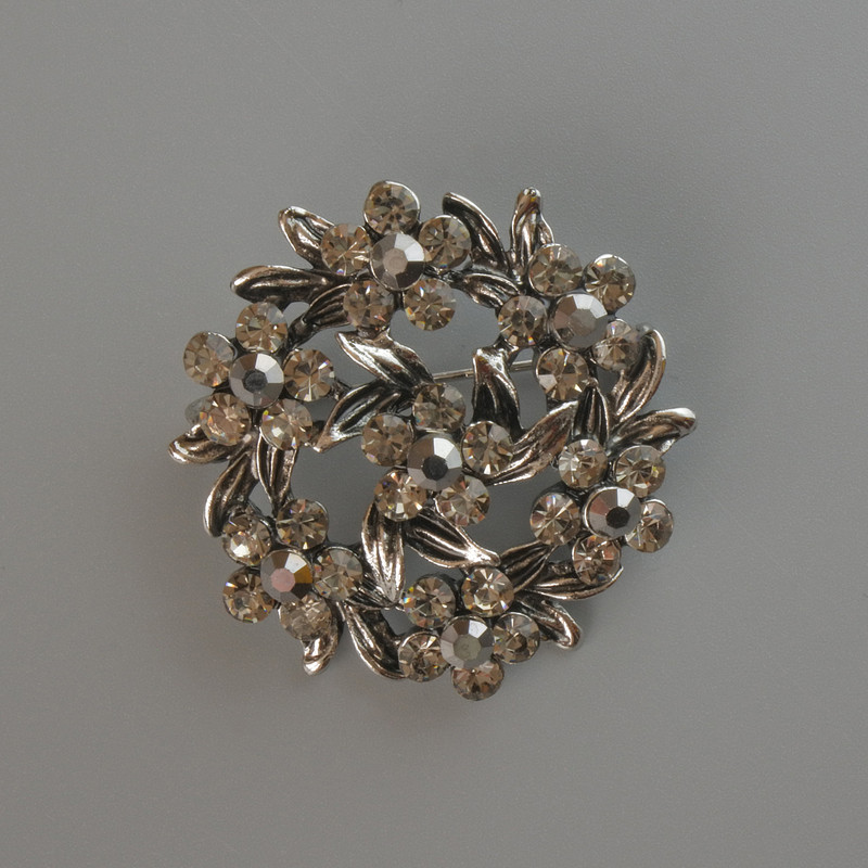 Brosche Blume mit grauen Strasssteinen, silberfarbenes Metall, 37 × 37 mm