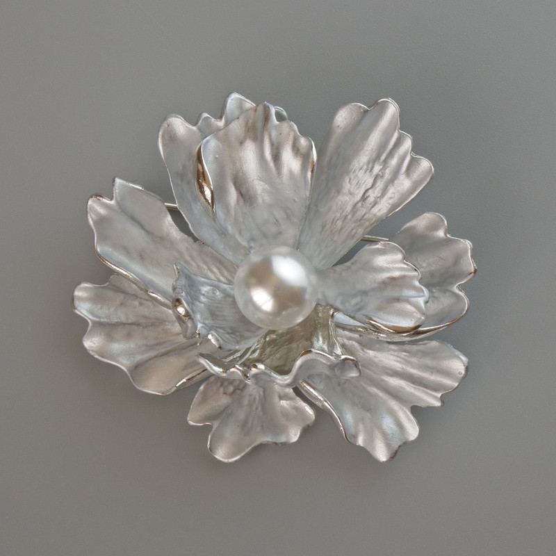 Brosche/Anhänger Blume grau-matte Emaille und weiße Perle, silberfarbenes Metall 46×43 mm