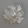 Brosche/Anhänger Blume grau-matte Emaille und weiße Perle, silberfarbenes Metall 46×43 mm