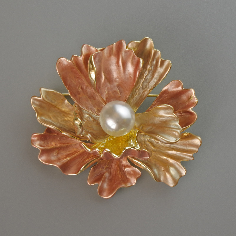 Blumenbrosche als Anhänger, beige, matte Emaille und weiße Perle, goldfarbenes Metall 46 × 43 mm
