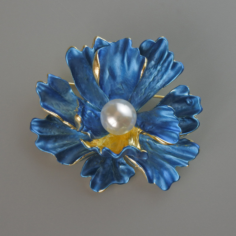 Brosche/Anhänger Blume blau mattierte Emaille und weiße Perle, goldfarbenes Metall 46×43 mm