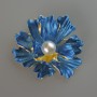 Brosche/Anhänger Blume blau mattierte Emaille und weiße Perle, goldfarbenes Metall 46×43 mm