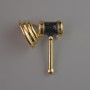 Brosche 'Richterhammer' – schwarze Emaille, goldfarbenes Metall 23 × 28 mm