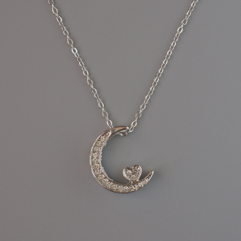 Anhänger „Mond“ an einer silberfarbenen Kette, Durchmesser 18 × 14 mm, Dicke 1 mm + -, Länge 40–45 cm +