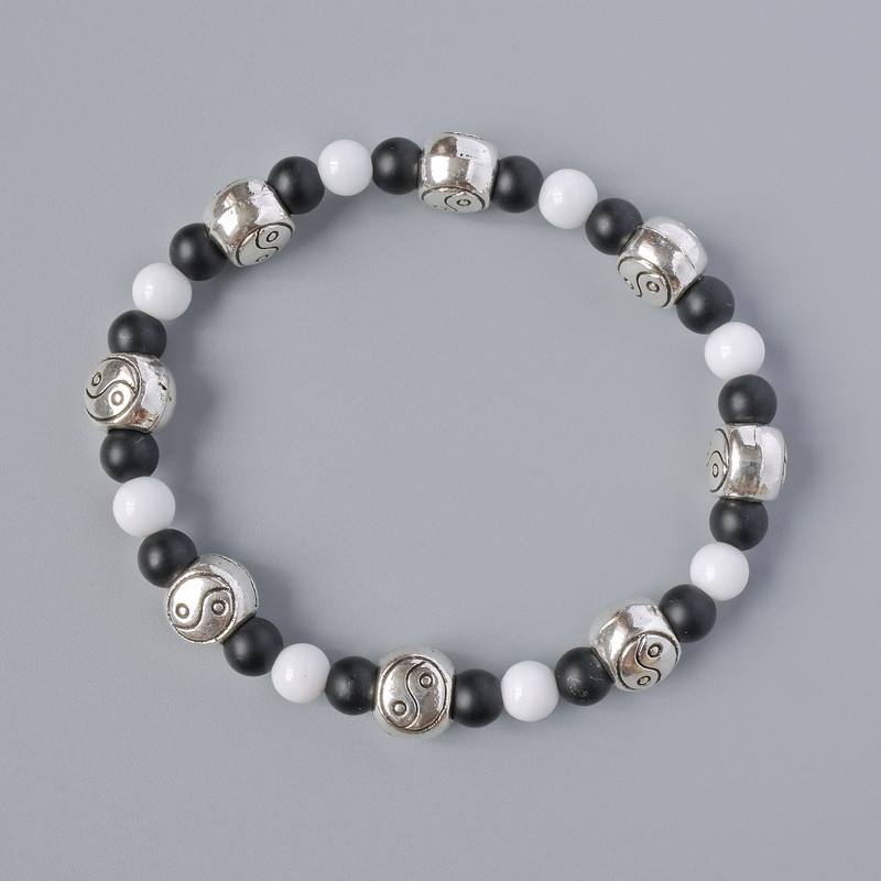 Armband aus weißem Achat und Schungit, glatte Kugel, Durchmesser 6 mm ±, Länge ca. 18 cm ± (elastisch) mit Metall-Einsätzen
