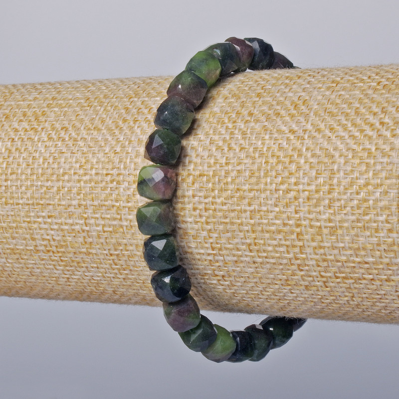 Armband Zoisit, Naturstein, facettierte Würfel, Durchmesser ca. 7 mm, Länge ca. 18 cm (Stretch)