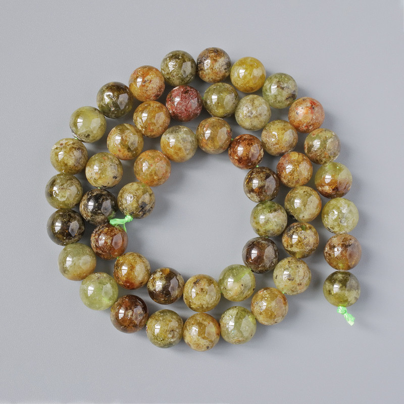 Grossular-Perlen (grüner Granat), Naturstein, glatte Kugeln, Durchmesser ca. 8 mm, Länge ca. 39 cm, auf Schnur