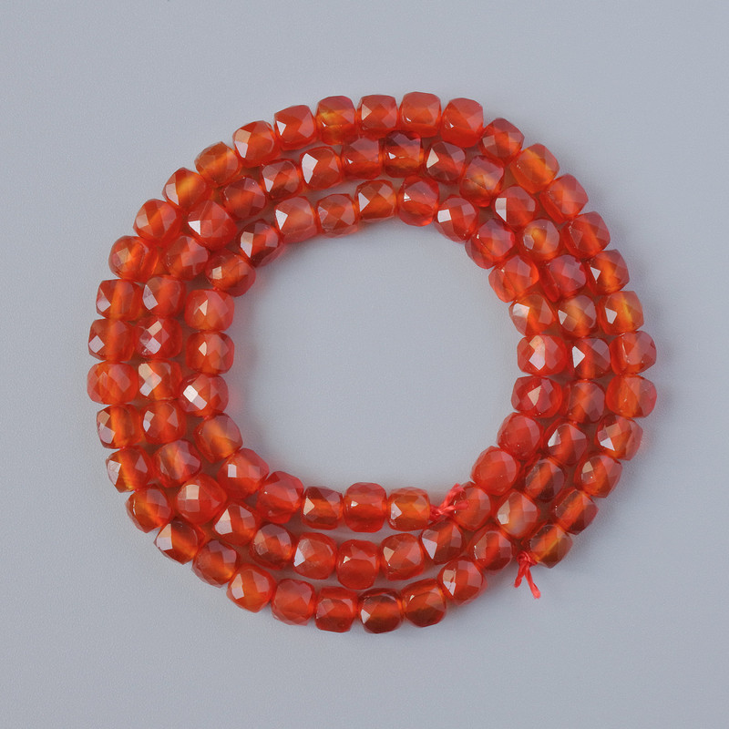 Karneol-Perlen, facettierte Würfelperlen, Durchmesser 4,5 mm, Länge ca. 38 cm, auf Schnur