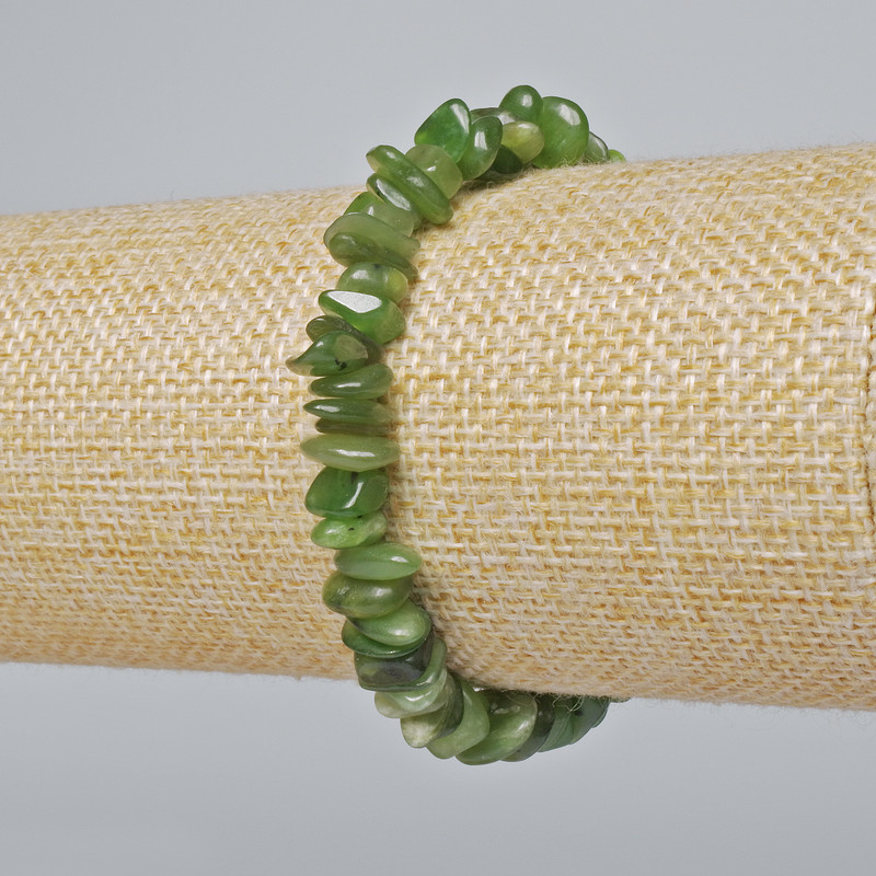 Armband aus Jadeit-Naturstein-Chips, Durchmesser 8×3 mm, Länge ca. 18 cm, Stretch