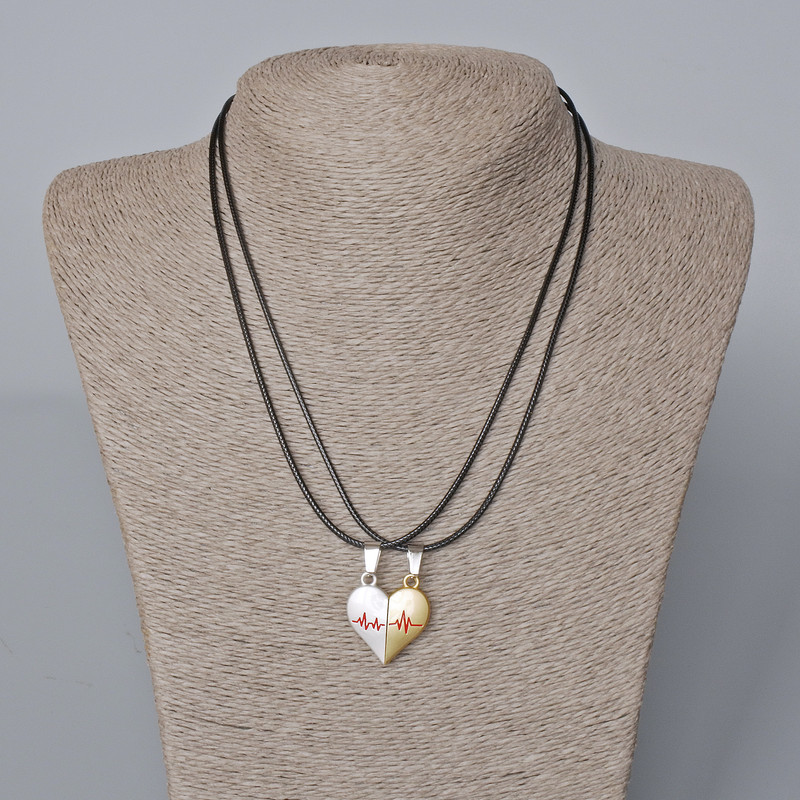 Paaranhänger „Herz“ mit Magnet, weiße, rote und goldfarbene Emaille, 24 × 22 mm, +/- Länge 45–50 cm