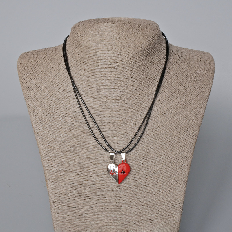 Paar Anhänger „Herz“ auf Magnet, rote und schwarze Emaille, silberfarbenes Metall 24×22 mm, Länge 45–50 cm (+/-)