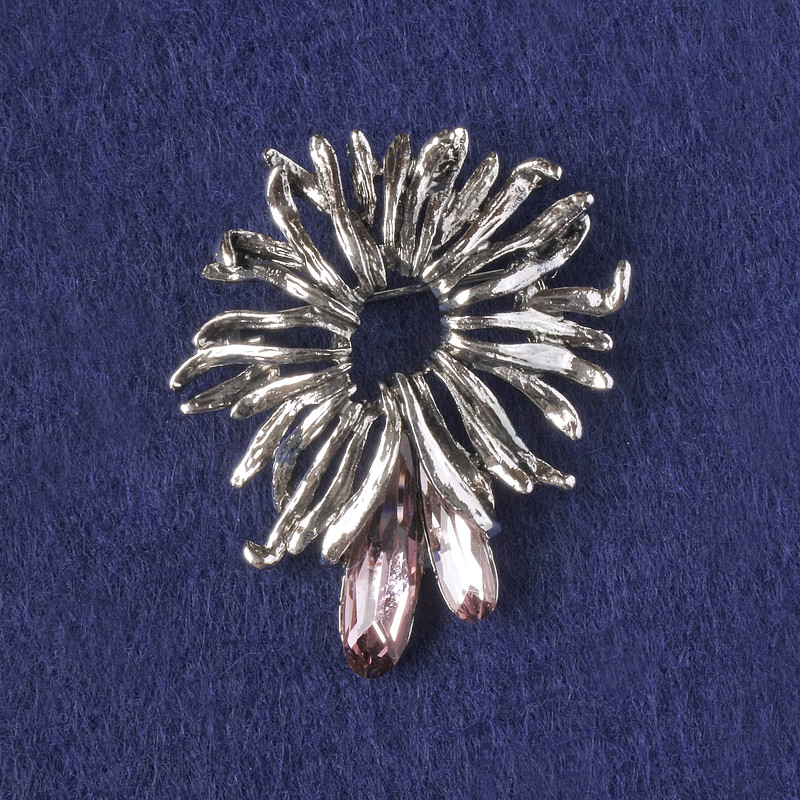 Brosche-Anhänger „Akzent“ mit rosafarbenen Kristallen, silberfarbenes Metall 42×37 mm+
