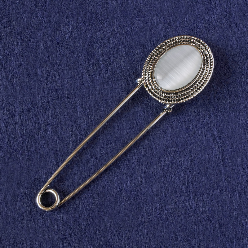 Nadelbrosche mit weißem Katzenauge, silberfarbenes Metall 79 × 21,5 mm, 5 mm+