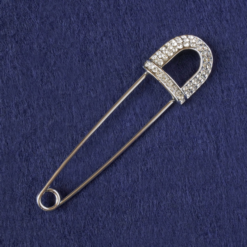 Brosche mit weißen Strasssteinen, silberfarbenes Metall, 80×20 mm+