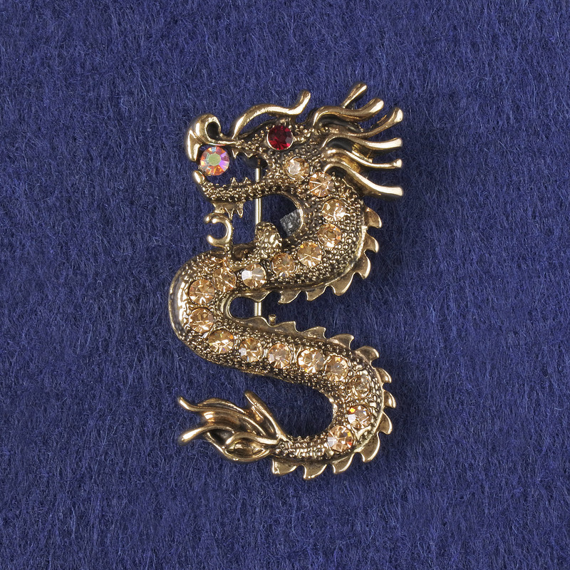 Broschen-Anhänger Drache mit gelben Strasssteinen, goldfarbenes Metall 40 × 23 mm +