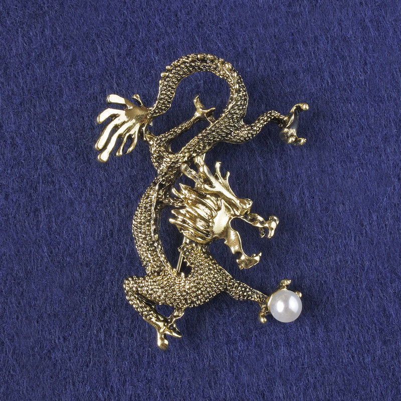 Brosche-Anhänger Drache, weiße Perle, goldfarbenes Metall 53×43 mm +