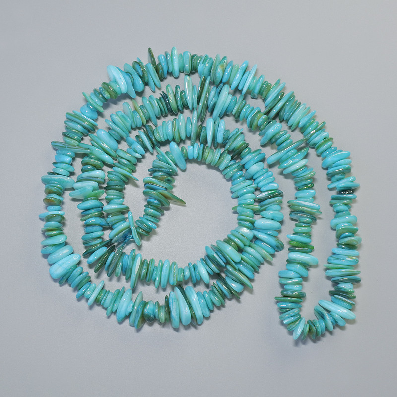 Tonierte blaue Perlmuttkörnchen, Ø 10 × 2 mm, Länge ca. 80 cm, auf Nylonfaden