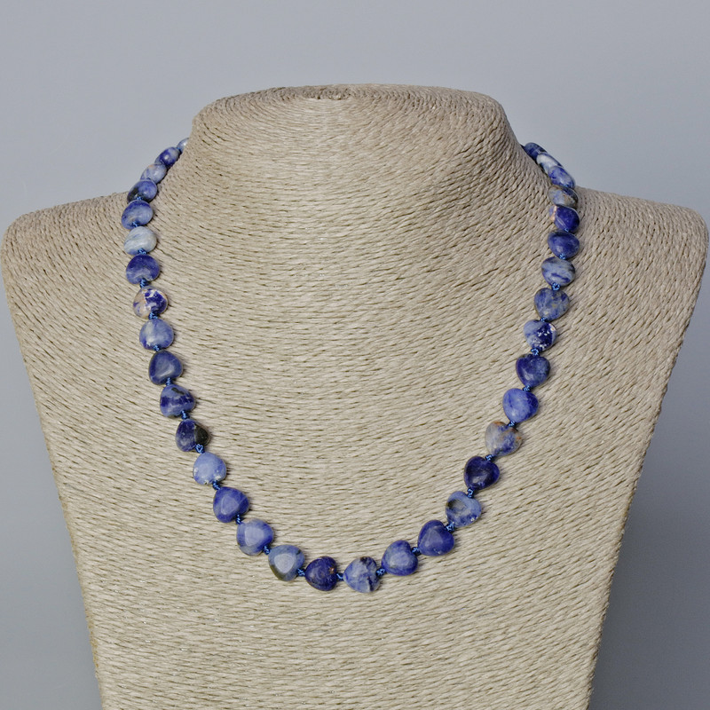 Kette aus Sodalit, natürlicher Stein, Herzform, Durchmesser ca. 10×9 mm und 5×5 mm, Länge 45–47 cm