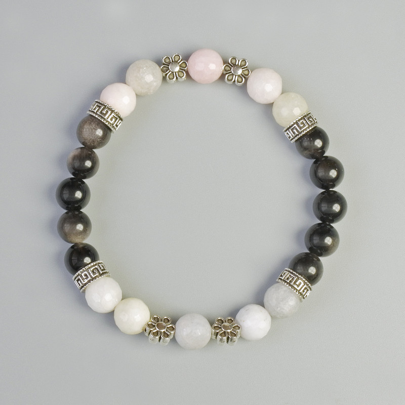 Armband aus silbernem Obsidian und farbigem Jadeit, Durchmesser ca. 8 mm ± (Elastik), Länge ca. 18 cm ±, mit Metall-Einlagen