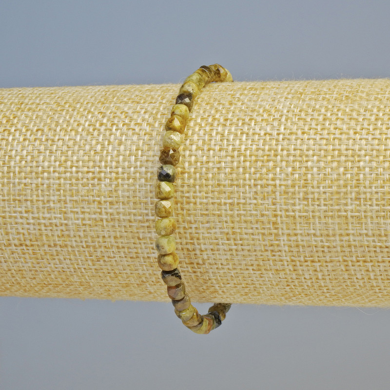 Armband Grossular (grüner Granat) Naturstein, geschliffene Würfel, Durchmesser ca. 5 mm+- (Elastikband), Länge ca. 18 cm+