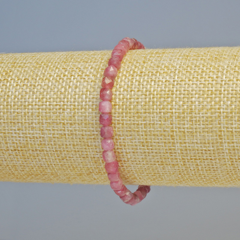 Armband aus Rubellit-Turmalin, Naturstein, facettierte Würfel, Durchmesser ca. 4,5 mm ± (Elastikband), Länge ca. 18 cm+