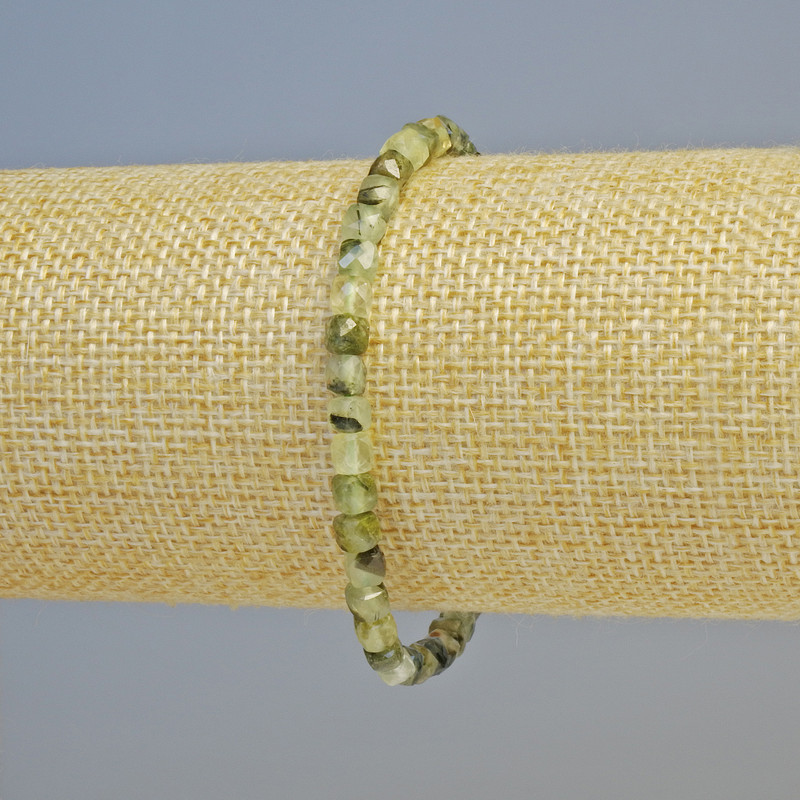 Armband aus Prehnit, natürlicher Stein, facettierte Würfel, Durchmesser ca. 4 mm, Elastikband, Länge ca. 18 cm