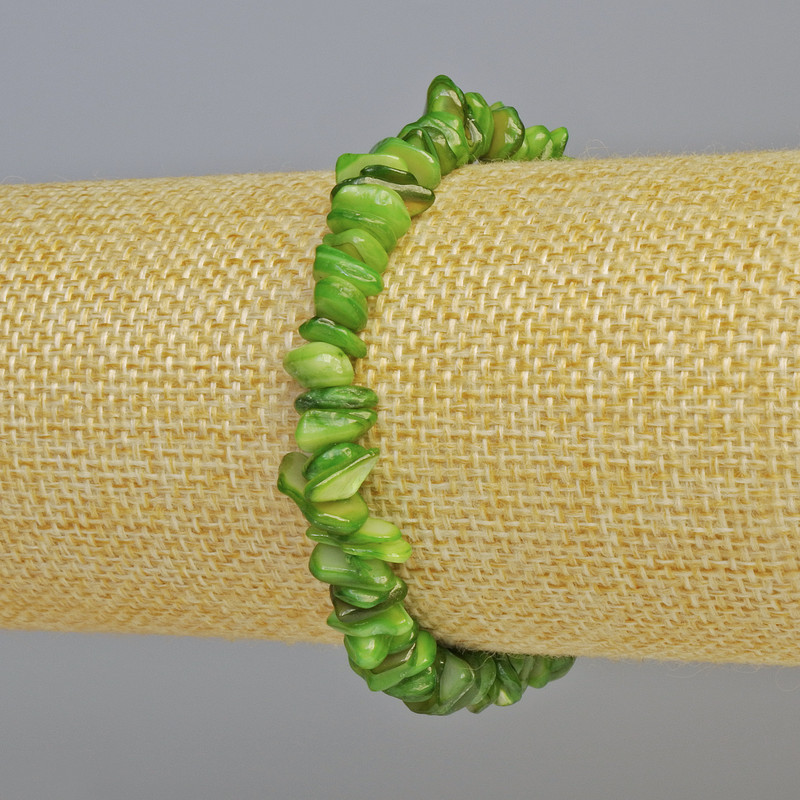 Armband aus grün getöntem Perlmutt, feine Perlmuttstücke, Durchmesser 7 x 2,5 mm ± (Stretcharmband), Länge 18 cm+