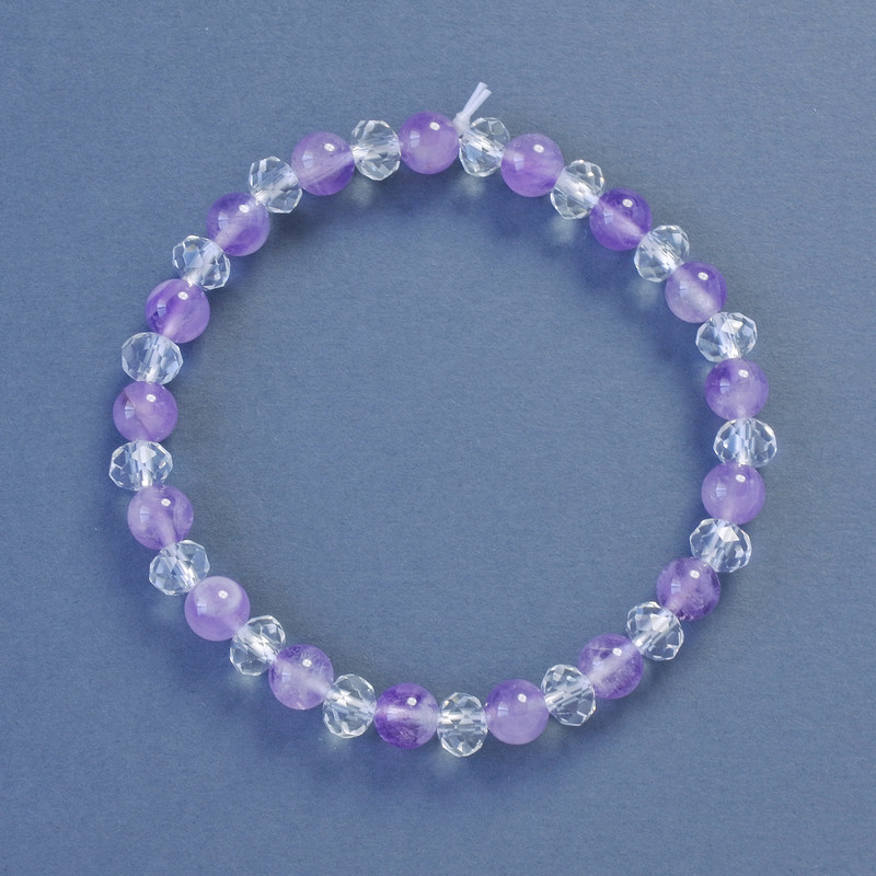 Stretcharmband aus Amethyst und tschechischem Glas, glatte Kugeln, Ø ca. 6 mm, Länge ca. 18 cm