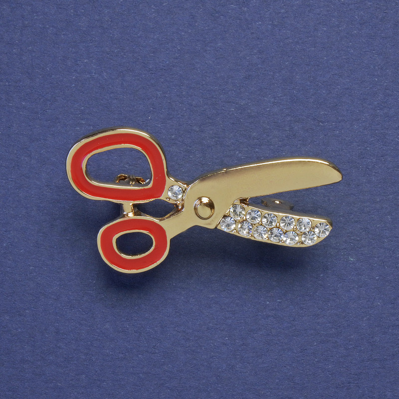 Brosche Scheren, rote Emaille, weiße Strasssteine, Metallfarbe Gold, 32×18 mm+