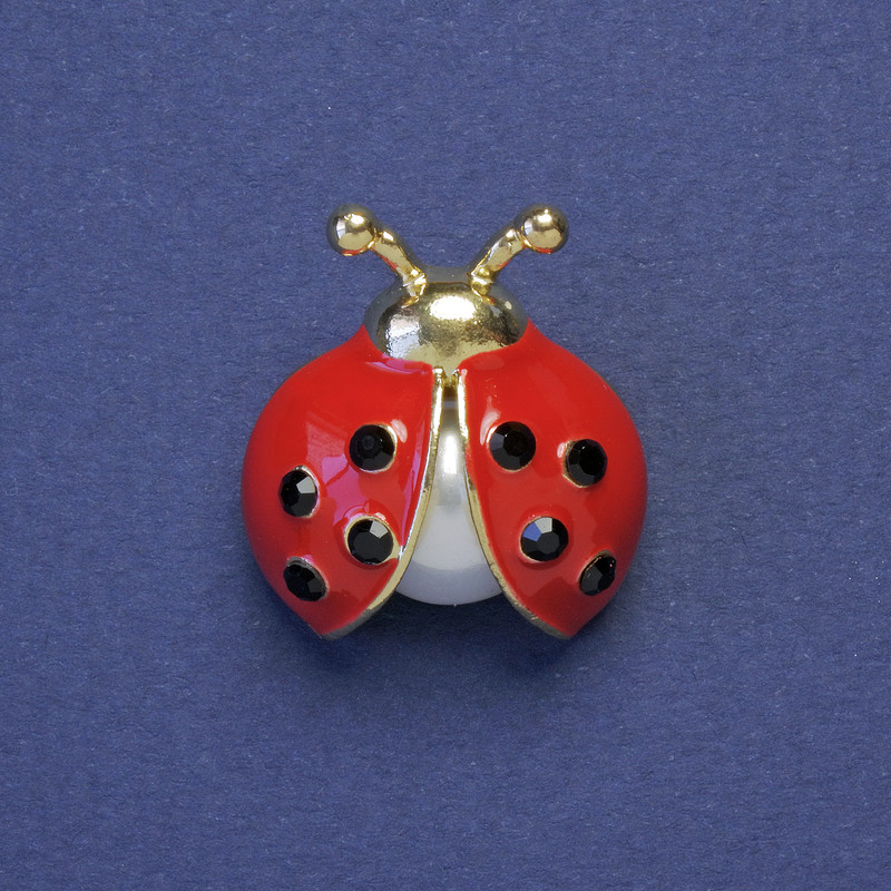 Brosche Marienkäfer, rote Emaille, schwarze Strasssteine, mit Perle, Goldfarbener Metallton, 23 × 21 mm +