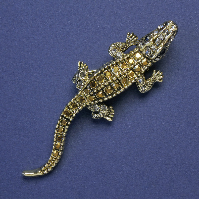 Brosche-Anhänger Krokodil, goldene Strass-Steine, goldfarbener Metallton 75 × 21 mm