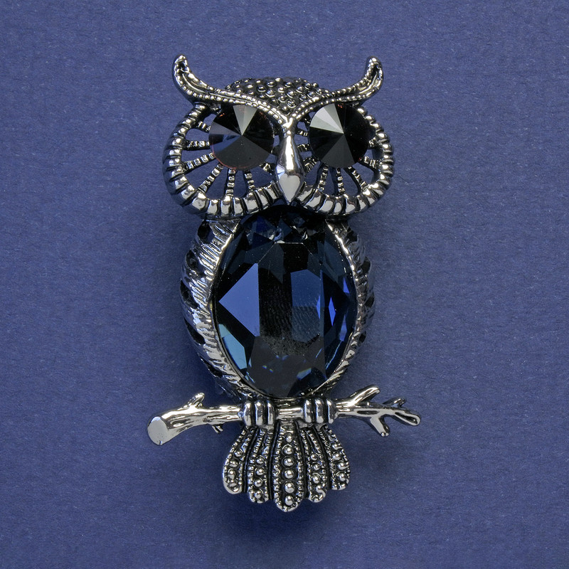 Brosche Eule mit schwarzen und blauen Kristallen, Metall in Silberfarbe, 43×26 mm+