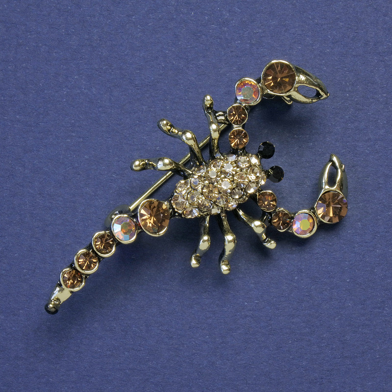 Brosche Skorpion, goldene Strasssteine und goldfarbener Metallton, 47×25 mm +