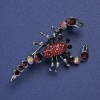Skorpion-Brosche mit roten Strasssteinen, silberfarbenem Metall, 47×25 mm +