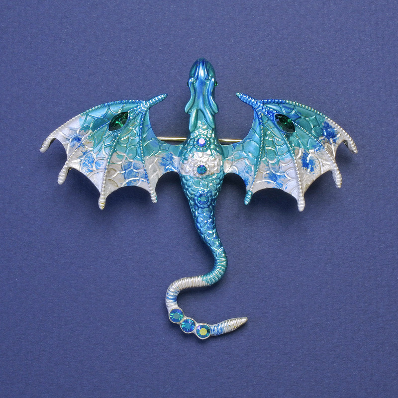 Brosche-Anhänger Drache blau-silberne Emaille blaue Strasssteine goldfarbenes Metall 63×72 mm +