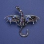 Brosche – Anhänger Drache, graue Emaille, violette Strasssteine, silberfarbiges Metall, 50×57 mm +