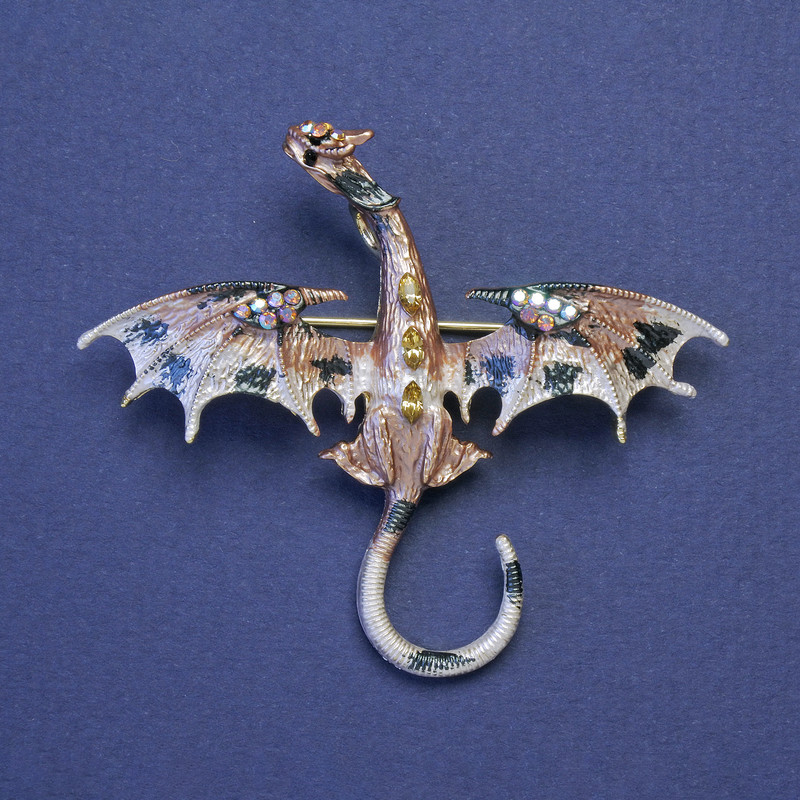 Brosche-Anhänger Drache beige-weiße Emaille mit gelben Strasssteinen, goldfarbenes Metall, 50×57 mm +